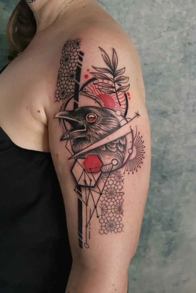 Tattoo einer Krähe kombiniert mit geometrischen Formen, Linienmustern und roten Details, gestochen am Oberarm.
